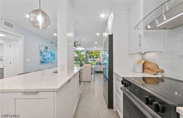 658 Broad AVE S J658, Naples, FL 34102