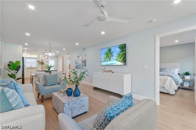 658 Broad AVE S J658, Naples, FL 34102