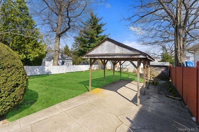 15 Woodlawn Avenue, Valley Stream, NY 11581