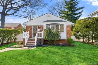 15 Woodlawn Avenue, Valley Stream, NY 11581