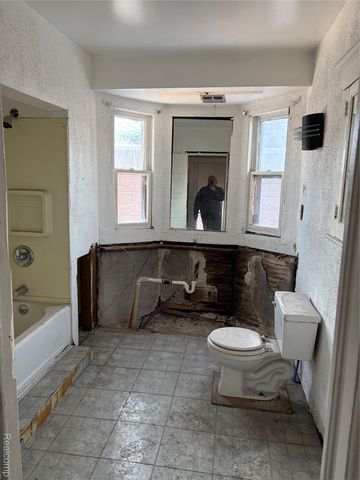 82 W Grand, Highland Park, MI 48203