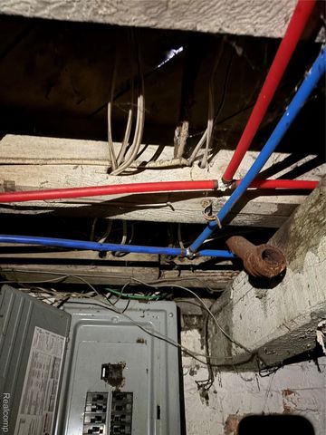 82 W Grand, Highland Park, MI 48203