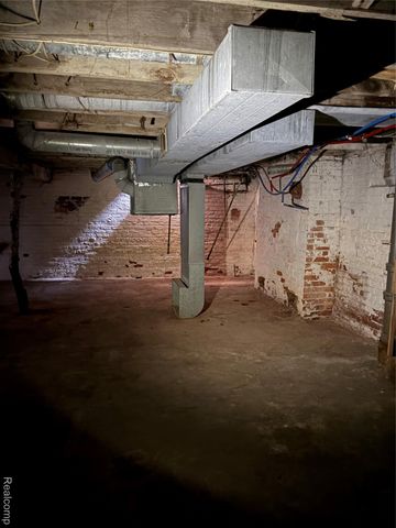 82 W Grand, Highland Park, MI 48203