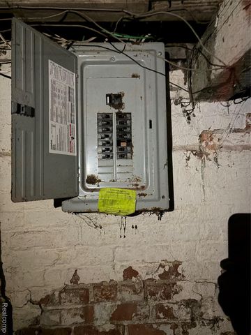 82 W Grand, Highland Park, MI 48203