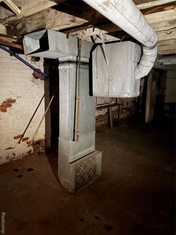 82 W Grand, Highland Park, MI 48203