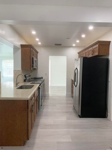 4005 NW 76th Avenue, Coral Springs, FL 33065