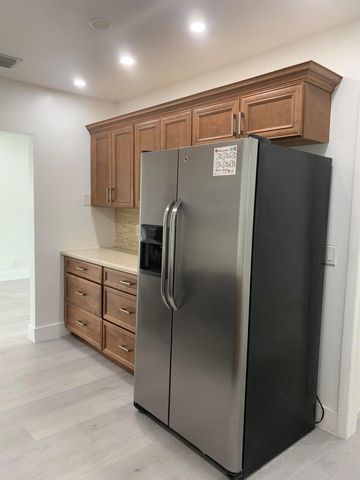 4005 NW 76th Avenue, Coral Springs, FL 33065