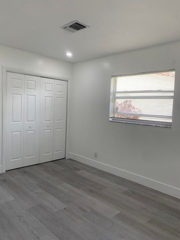 4005 NW 76th Avenue, Coral Springs, FL 33065