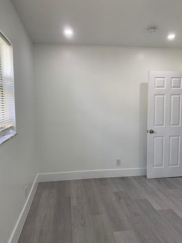 4005 NW 76th Avenue, Coral Springs, FL 33065