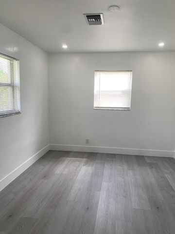 4005 NW 76th Avenue, Coral Springs, FL 33065