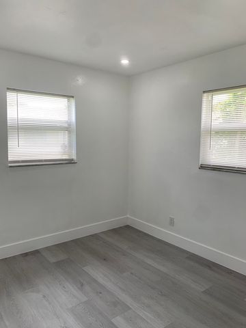 4005 NW 76th Avenue, Coral Springs, FL 33065