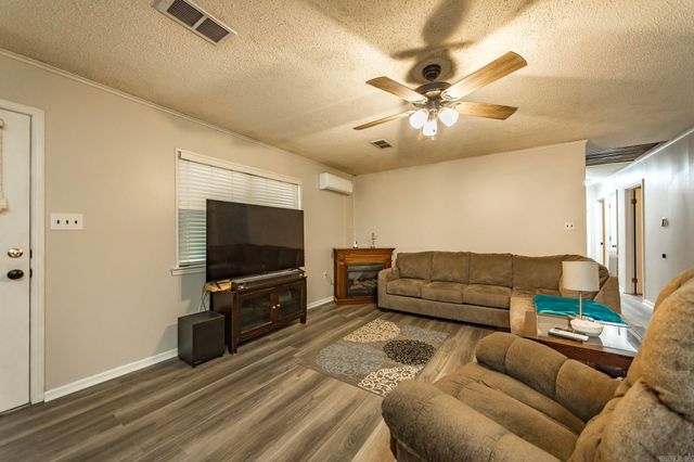 609 Lynnewood Drive, Jacksonville, AR 72076