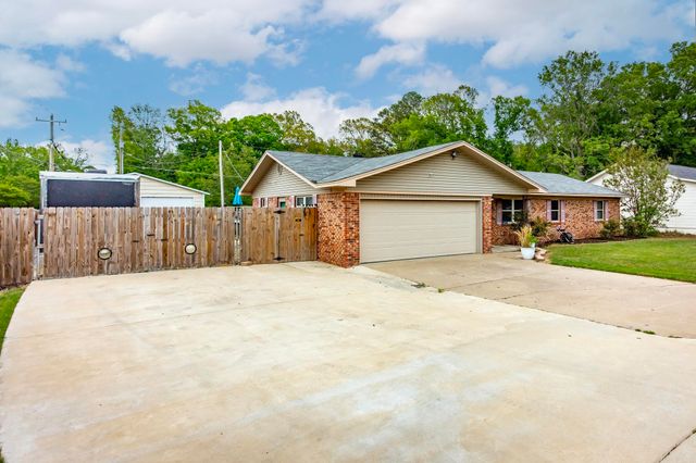 609 Lynnewood Drive, Jacksonville, AR 72076