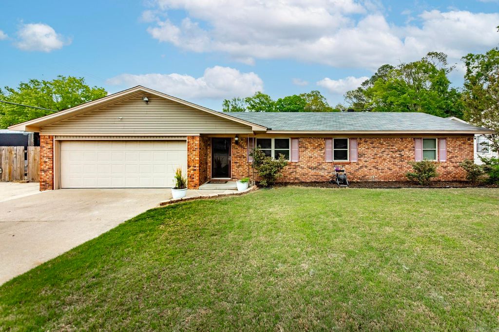 609 Lynnewood Drive, Jacksonville, AR 72076