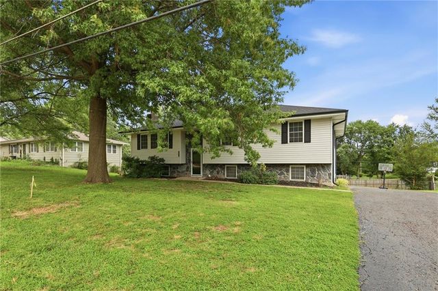 1207 S 104 Street, Edwardsville, KS 66111