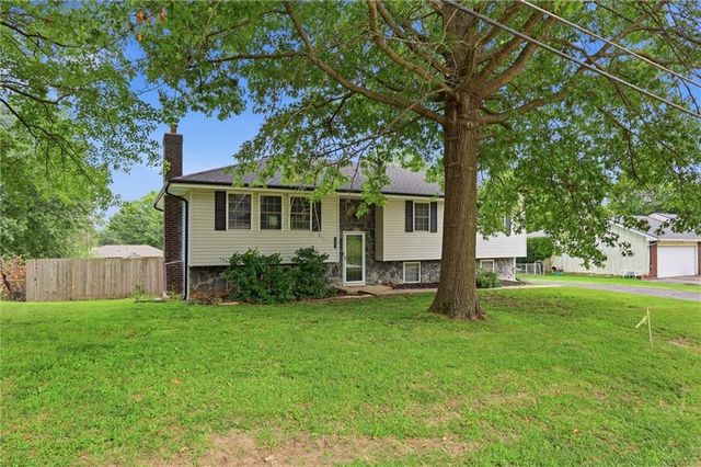 1207 S 104 Street, Edwardsville, KS 66111