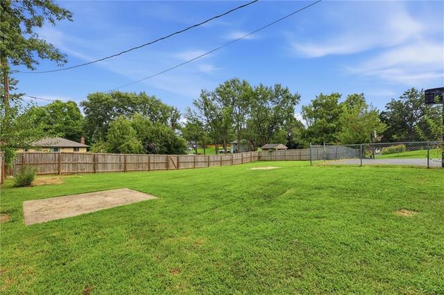 1207 S 104 Street, Edwardsville, KS 66111