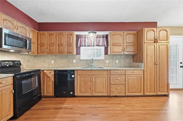 1207 S 104 Street, Edwardsville, KS 66111
