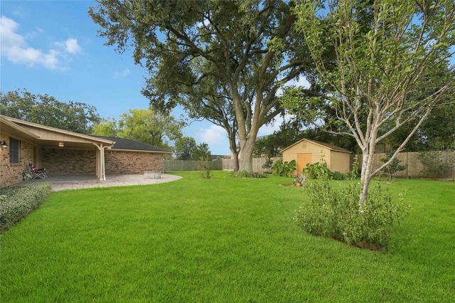 1218 S Booth Lane, Alvin, TX 77511