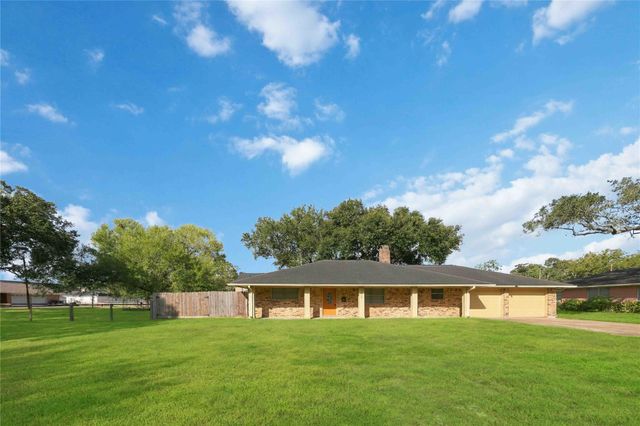1218 S Booth Lane, Alvin, TX 77511