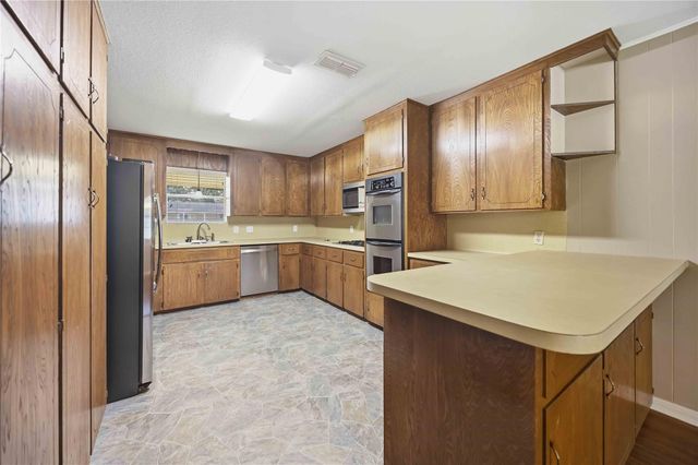 1218 S Booth Lane, Alvin, TX 77511