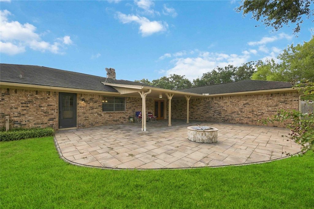 1218 S Booth Lane, Alvin, TX 77511