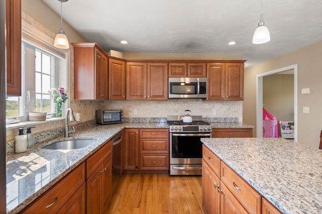 73 Franklin St, Halifax, MA 02338