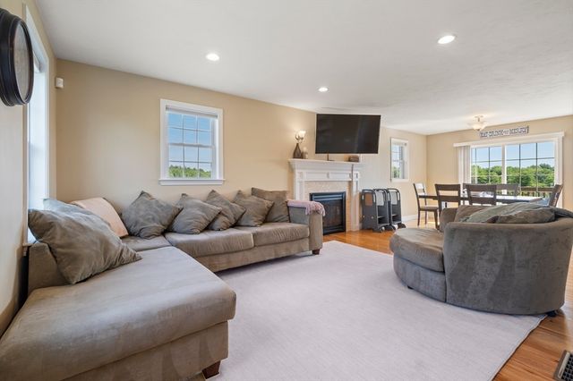 73 Franklin St, Halifax, MA 02338