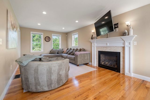 73 Franklin St, Halifax, MA 02338