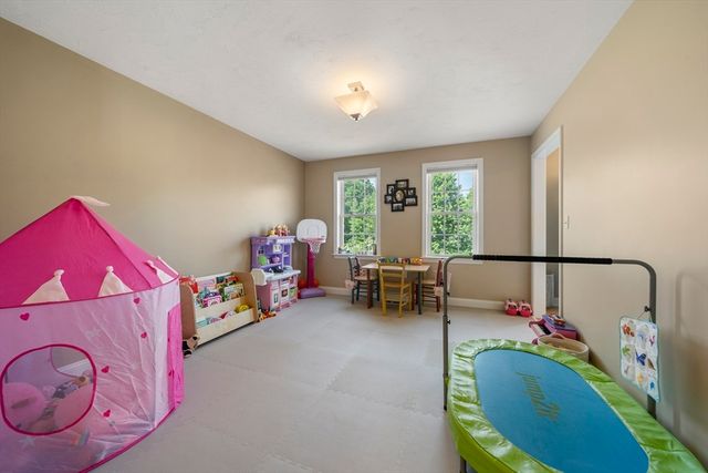 73 Franklin St, Halifax, MA 02338