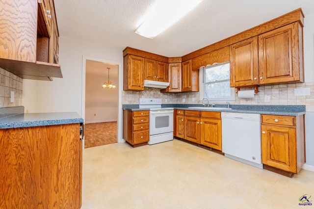 6137 N Wesleyan Drive, Macon, GA 31210