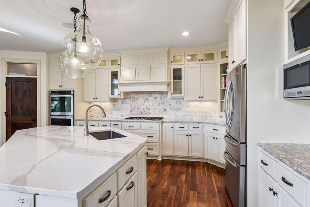 5990 Black Oaks Lane N, Plymouth, MN 55446