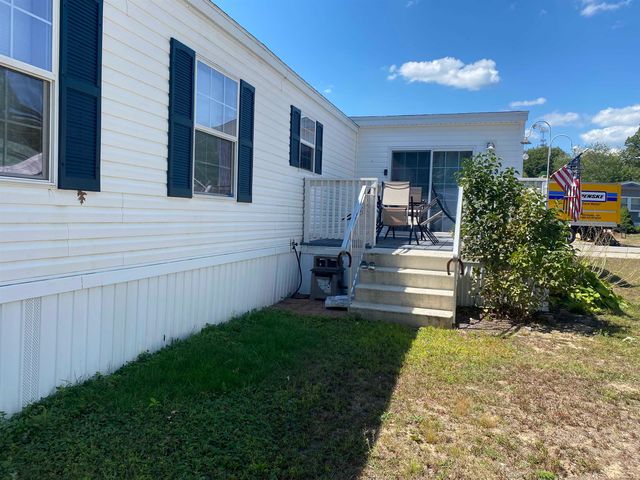 27 Stacey Avenue, Seabrook, NH 03874