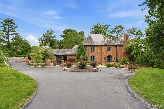 10700 Starhill Drive, St Louis, MO 63128