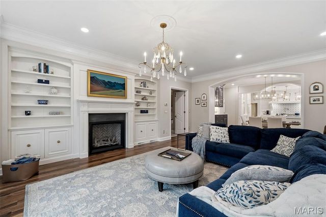 10700 Starhill Drive, St Louis, MO 63128