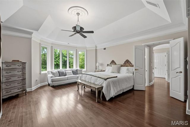 10700 Starhill Drive, St Louis, MO 63128