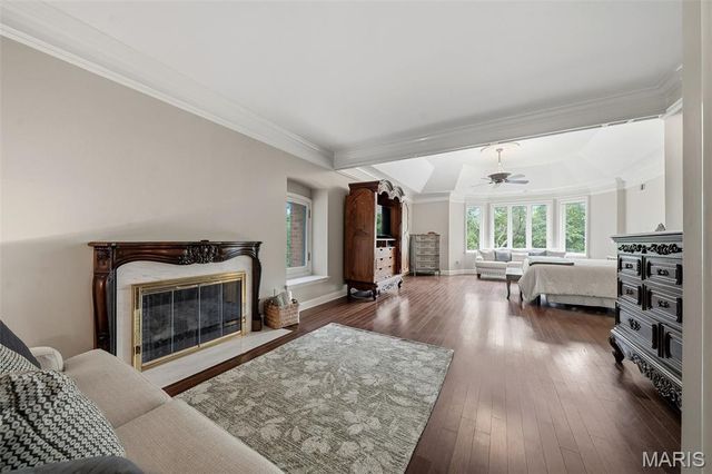 10700 Starhill Drive, St Louis, MO 63128