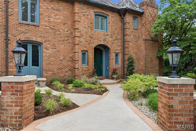 10700 Starhill Drive, St Louis, MO 63128