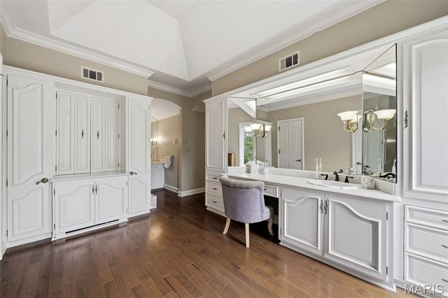 10700 Starhill Drive, St Louis, MO 63128