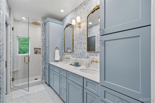 10700 Starhill Drive, St Louis, MO 63128
