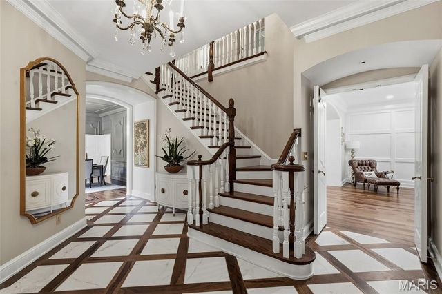 10700 Starhill Drive, St Louis, MO 63128
