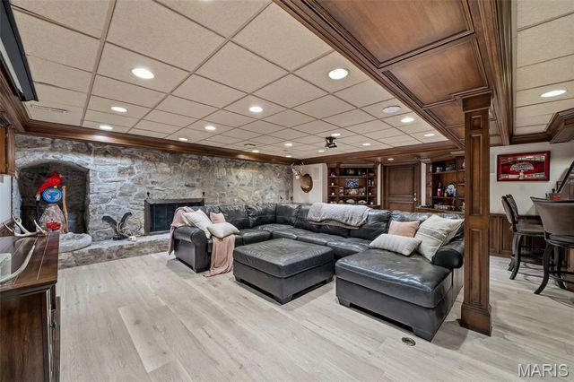 10700 Starhill Drive, St Louis, MO 63128