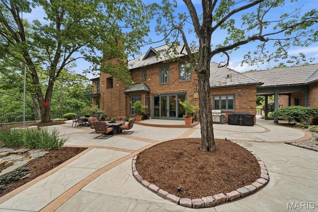 10700 Starhill Drive, St Louis, MO 63128