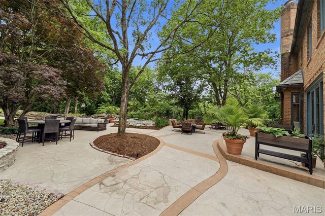 10700 Starhill Drive, St Louis, MO 63128