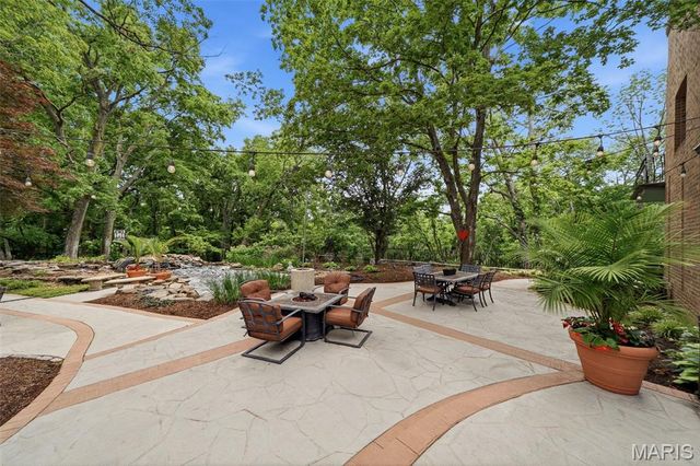 10700 Starhill Drive, St Louis, MO 63128