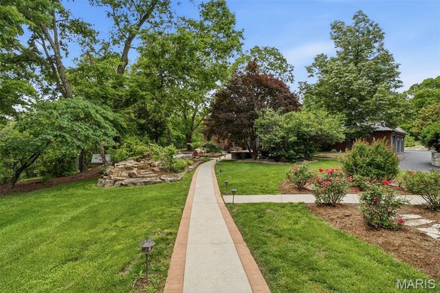10700 Starhill Drive, St Louis, MO 63128