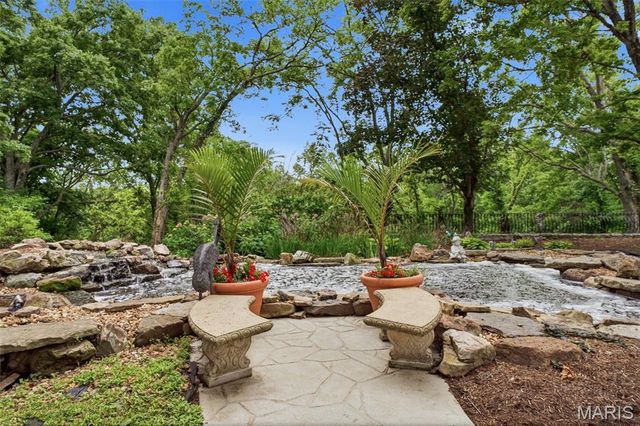 10700 Starhill Drive, St Louis, MO 63128
