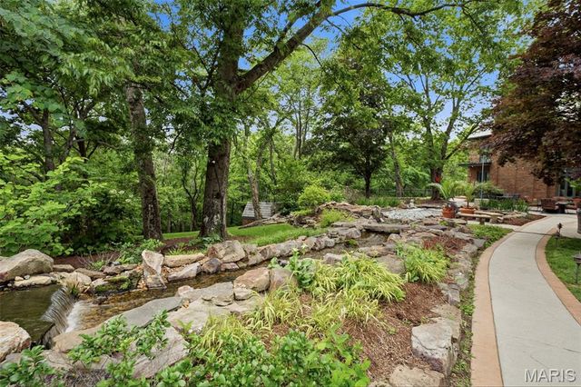 10700 Starhill Drive, St Louis, MO 63128