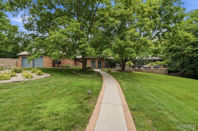 10700 Starhill Drive, St Louis, MO 63128