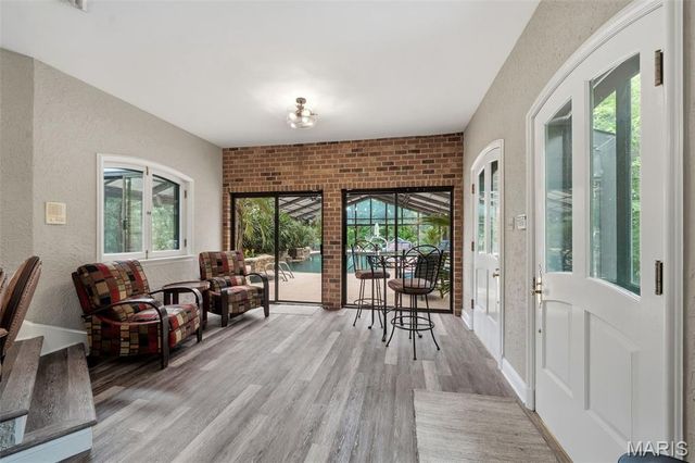 10700 Starhill Drive, St Louis, MO 63128